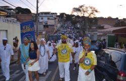 Cortejo de matriz africana Afoxé Bandarerê desfila pelas ruas de BH. 