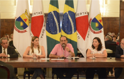 Doutor Tomáz de Aquino Resende, procurador-geral do Município, Ana Laender, primeira-dama de BH, e Alexandre Kalil, prefeito de BH, Maíra Colares, secretária municipal de Assistência Social, Segurança Alimentar e Cidadania, e Dr. Jackson Machado Pinto, secretário municipal de Saúde. 