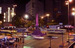 Obelisco da Praça Sete de Setembro iluminado de rosa pela prevenção do câncer de mama. 