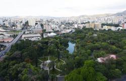 Vista aérea do Parque Municipal Américo Renneé Giannetti, ao fundo, prédios da cidade de Belo Horizonte.