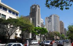 Fachada da Prefeitura de Belo Horizonte durante o dia.