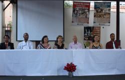 Mesa da formatura do projeto Pão Escola: Paulo César, formando do Programa Pão Escola; Sérgio Antônio, professor do Programa Pão Escola; Darklane Rodrigues, subsecretária de Segurança Alimentar e Nutricional; Ângela Dalben, secretária municipal de Educação; Elair Dias, professor do Programa Pão Escola; Manoela Mendes, coordenadora dos cursos de qualificaçãodo Mercado da Lagoinha; Rômulo Israel, formando do Programa Pão Escola.