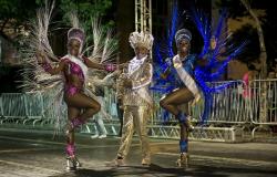 Rainha e princesa do Carnaval de Belo Horizonte 2017 dançam ao lado de Reim Momo. 