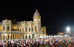 Praça da Estação, com mais de duzentas pessoas, em evento não identificado.