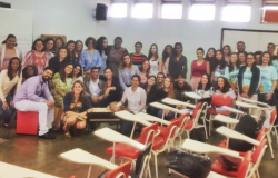 Mais de vinte graduandos da UFMG que apresentaram projetos na 1ª Mostra Programa de Educação pelo Trabalho para a Saúde