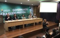 Mesa da posse do do Conselho Municipal dos Direitos da Pessoa com Deficiência (CMDPD): Luiz Vilani, diretor de Políticas para a Pessoa com Deficiência; Maíra Colares, secretária municipal de Assistência Social, Segurança Alimentar e Cidadania; Ana Paula Siqueira, secretária interina de Governo; Leonardo José de Matos, representante da nova gestão do CMDPD; ex-presidente do Conselho, Cláudia Maria Vico. À frente, de pé, tradutora de libras. 