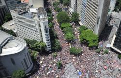Praça Sete vista do alto na segunda-feira de Carnaval. Bloco Baianas Ousadas desfila pela Afonso Pena.